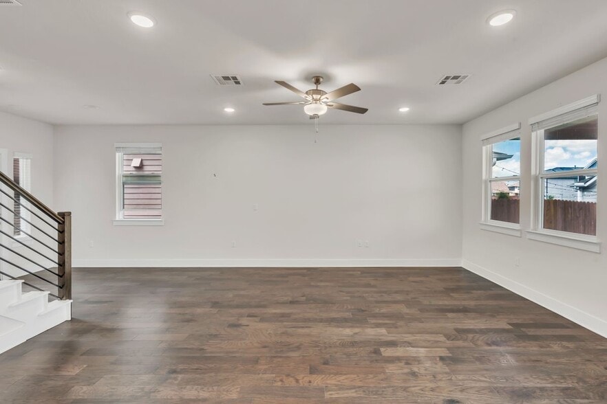 Building Photo - 15607 Ellinger Dr
