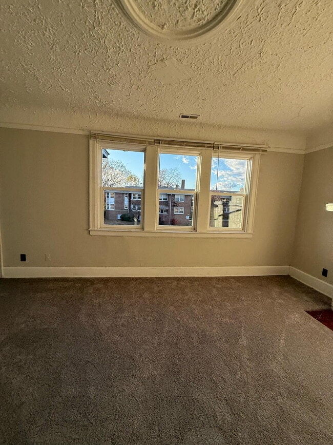 Building Photo - Bright & Cozy 3-Bed Duplex for Rent in Detroit