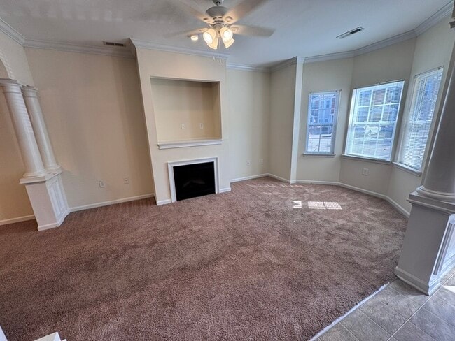 Building Photo - 2 Bed 2 Bath SPACIOUS Town Home! LOCATION LOCATION LOCATION!