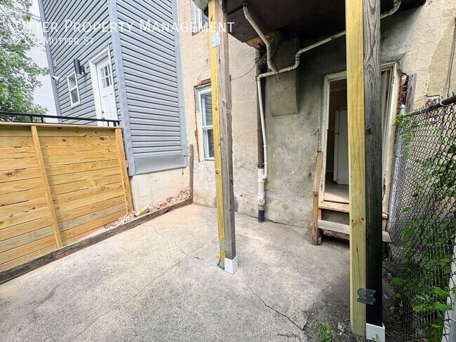 Building Photo - 2320 Mutter St