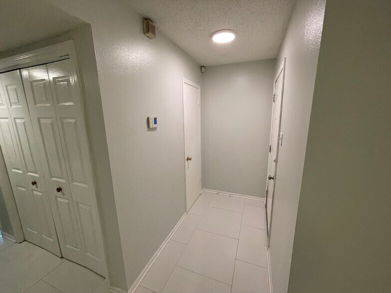 Building Photo - 390 Guzzardo Ln