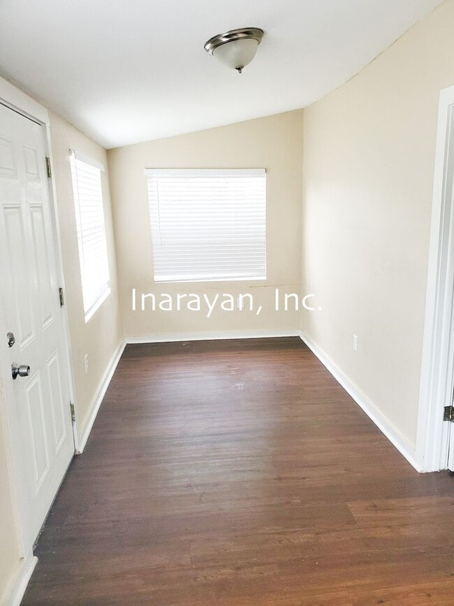 Building Photo - Cute 2/1 home with Florida room