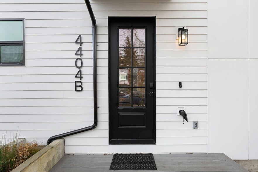 Building Photo - 4404B 37th Ave SW