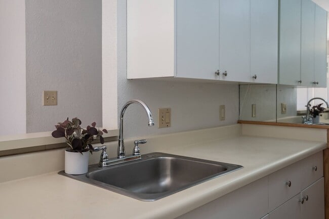 Building Photo - Remodeled 2 Bed / 1.5 Bath at Kihei Villag...
