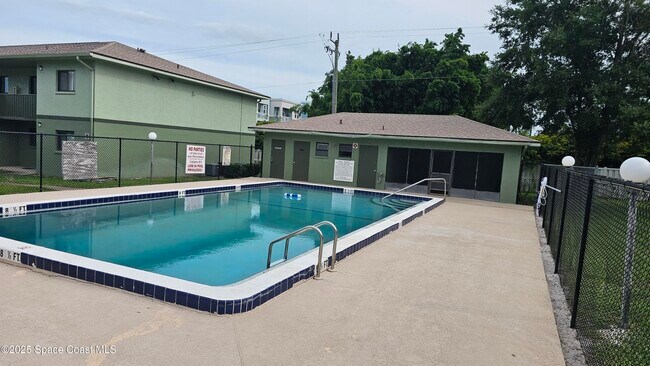 Building Photo - 1556 University Ln