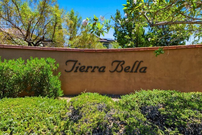 Building Photo - Spacious Summerlin Gem with Loft and Balcony Suite