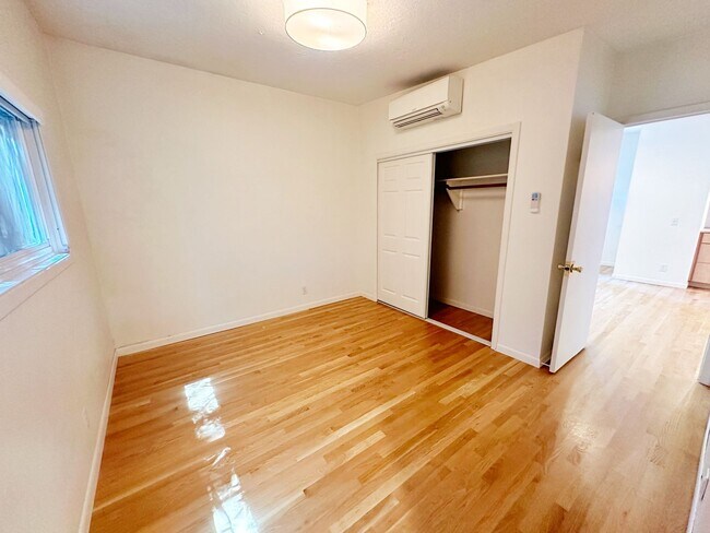 Building Photo - Beautiful 1-bedroom unit (half of a duplex...