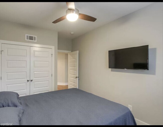 Building Photo - 4 br, 2.5 bath House - 421 Moore Avenue B