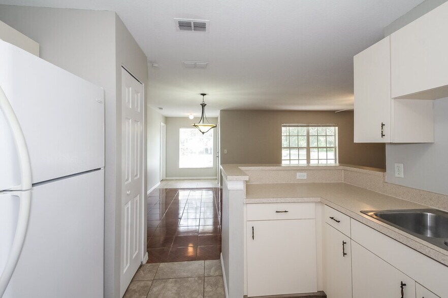 Building Photo - 10404 Summerview Cir