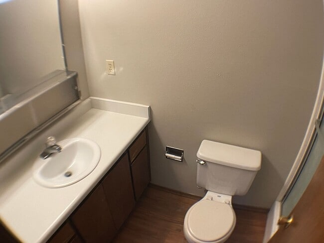 Building Photo - Super End unit Townhouse!!