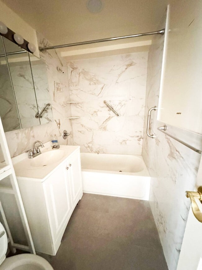 Building Photo - 77 S Park Ave