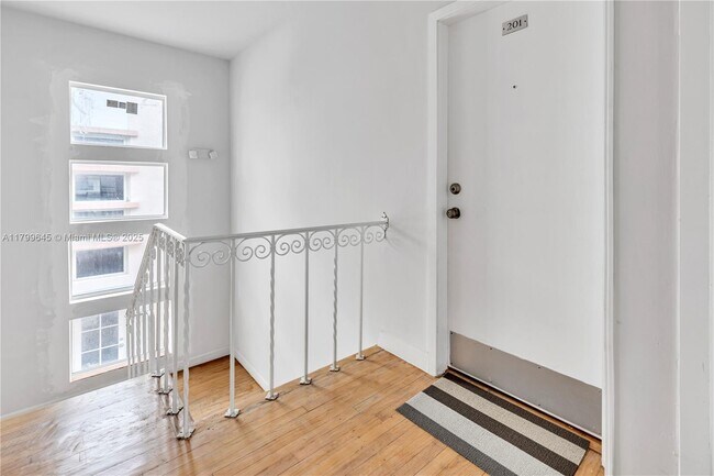 Building Photo - 530 15th St