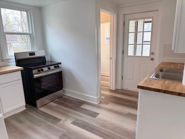 Building Photo - 1701 E Ganson St