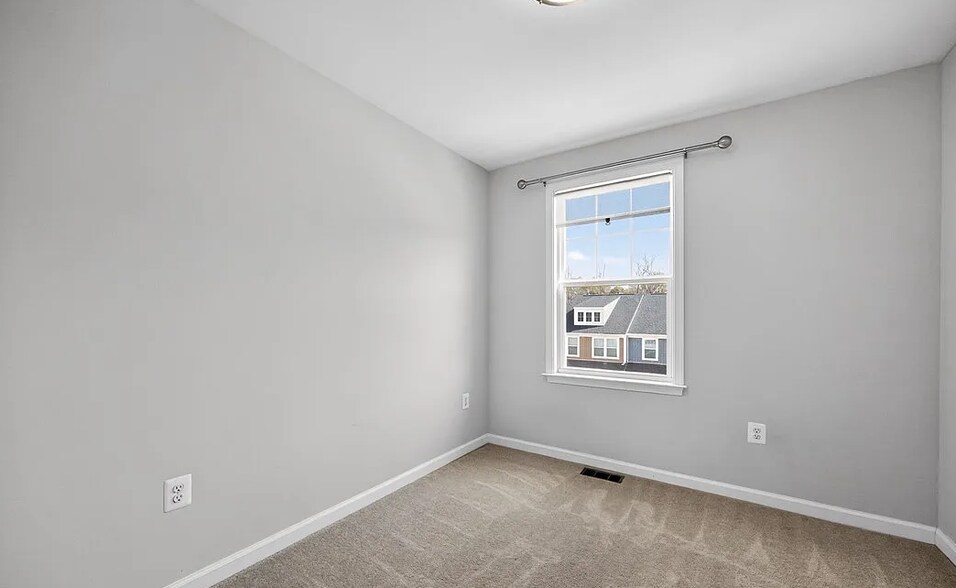 Building Photo - 633 Eking Green Dr
