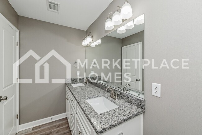 Building Photo - 417 W 20th St