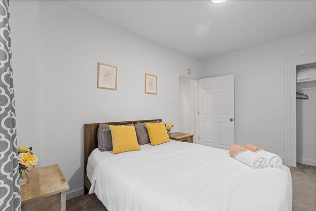 Building Photo - Renovated 3-bed, 2.5-bath house in Heart o...