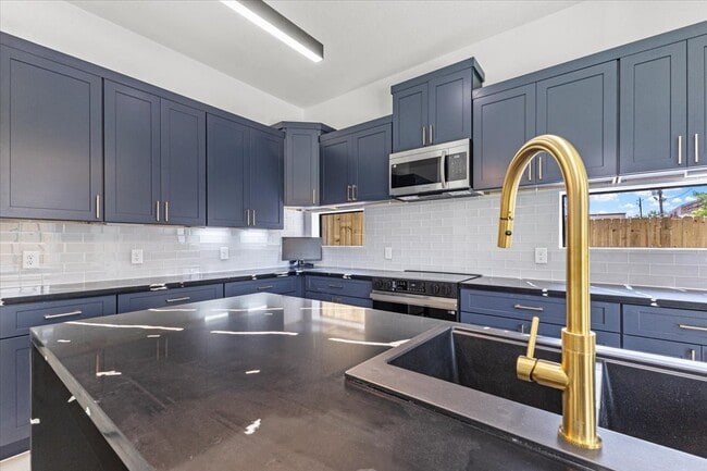 Building Photo - 5110 Longmeadow St