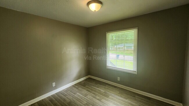 Building Photo - 305 Banberry Dr SE