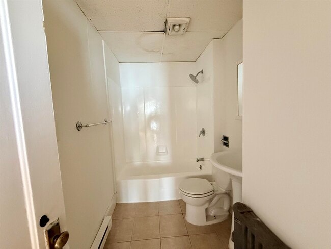 Building Photo - 28 Brook St