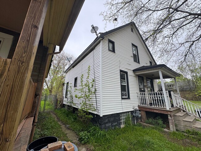 Building Photo - 376 Highland St