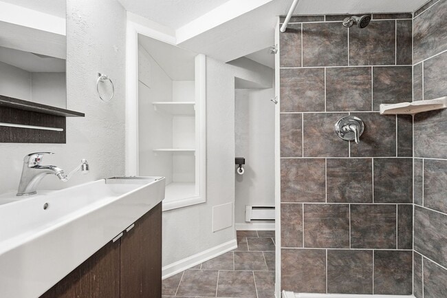 Building Photo - 3 Bed - 2 Bath home in Englewood!