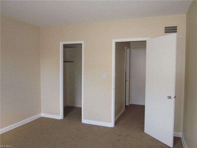 Building Photo - 13800 Fairhill Rd