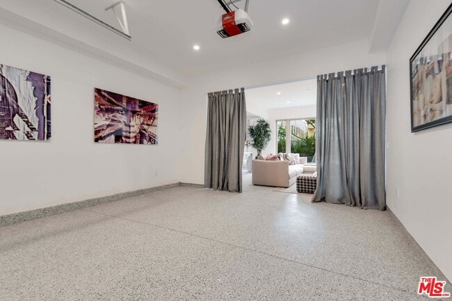 Building Photo - 417 1/2 N Curson Ave