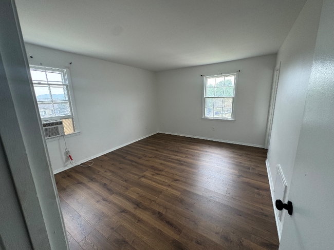 Building Photo - 4625 Roxbury Ln