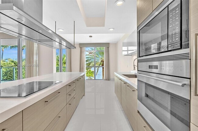 Building Photo - 17301 Biscayne Blvd