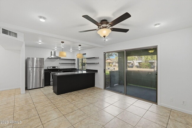 Building Photo - 1005 W 5th St