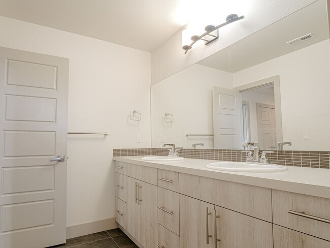 Building Photo - Stunning Ten Trails Home for Rent! 5 bedro...