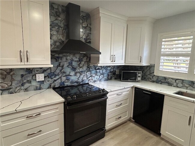 Building Photo - 451 Grove Isle Cir