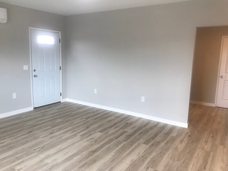 Building Photo - 7880 Laurelridge Rd