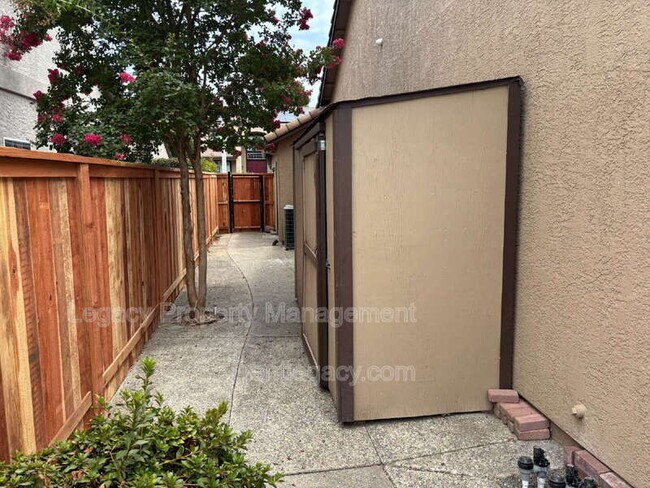 Building Photo - 3031 Daggett Dr