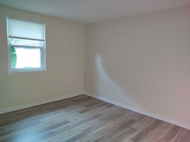 Building Photo - Charming 2 bedroom with enormous backyard.