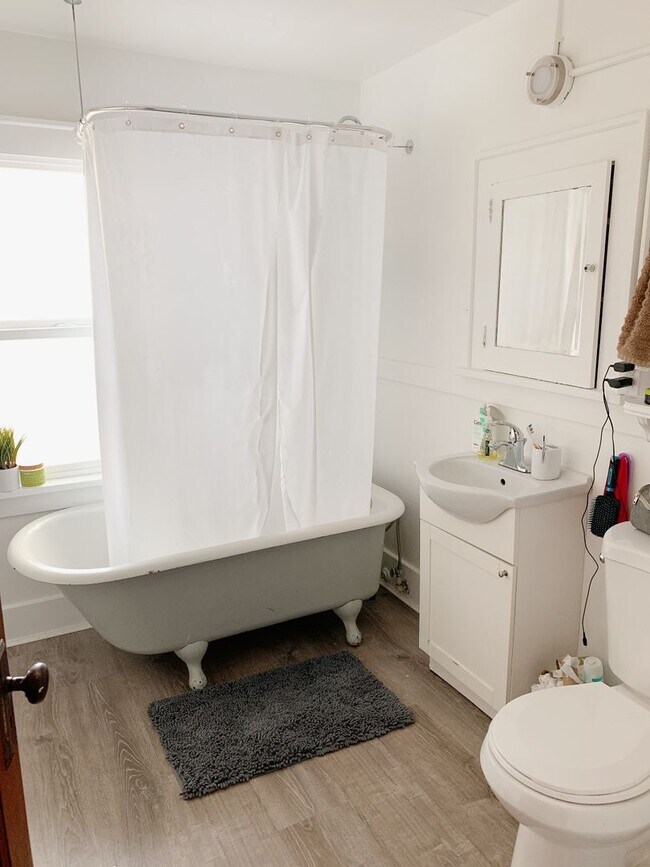 Building Photo - PRELEASE: 7 bdrm/2 bath in the York Neighborhood!