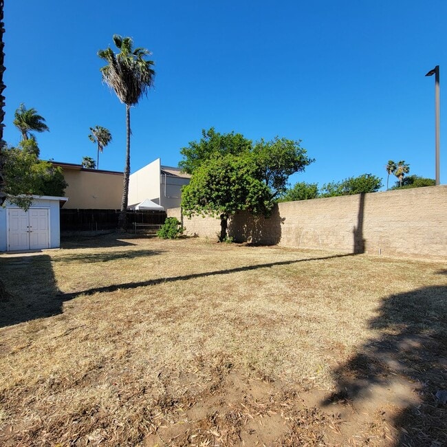 Building Photo - Adorable 2 bed 1.5 bath house with HUGE yard!!