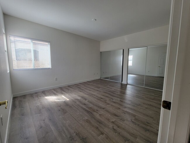 Building Photo - 2 Primary Suites Condo