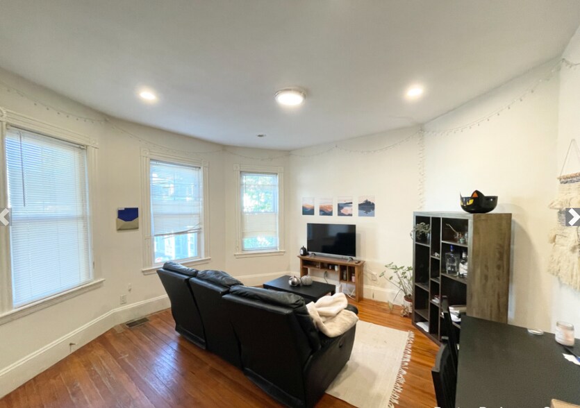 Building Photo - 112 Hillside St