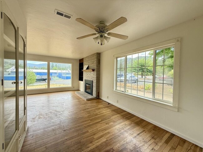 Building Photo - 733 NE Wharton Dr