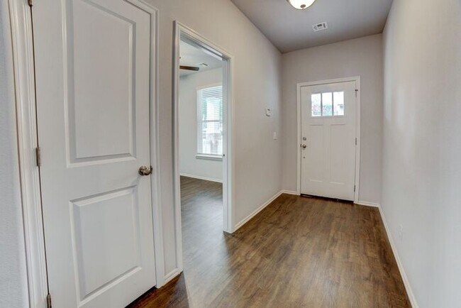 Building Photo - Unique 4/2/2 Near Downtown Tulsa!