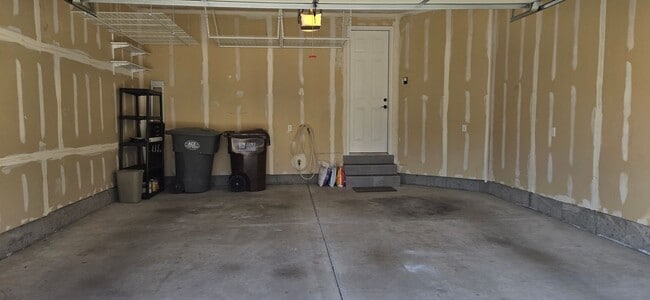 Building Photo - Pet Friendly Beautiful 3 Bed 3.5 Bath in R...