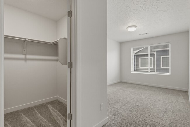 Building Photo - Herriman Town Home