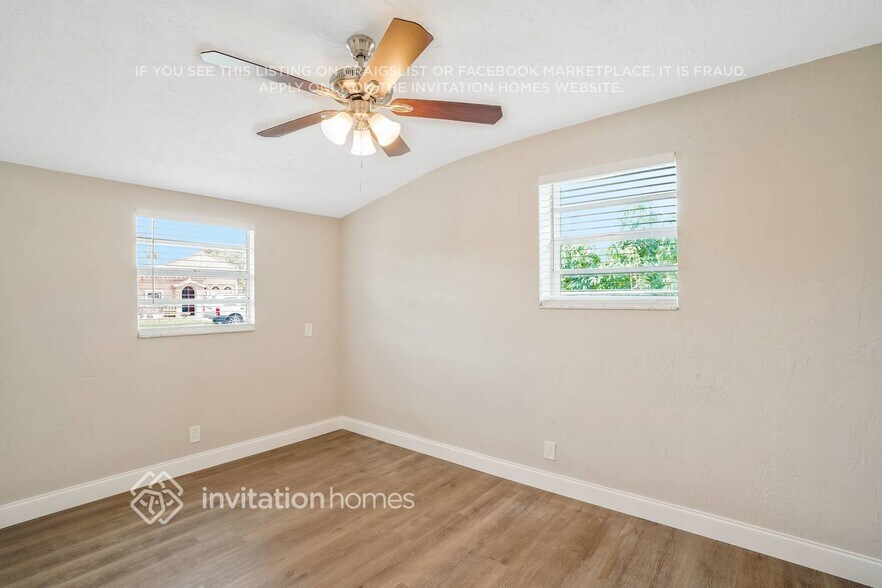 Building Photo - 117 NW 4th Ave