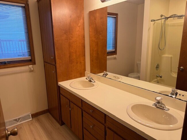 Building Photo - 2 bedroom for rent