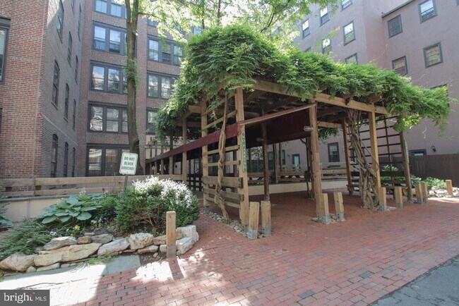 Building Photo - 301 Race St