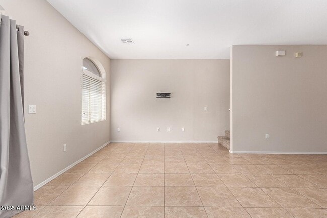 Building Photo - 2402 E 5th St