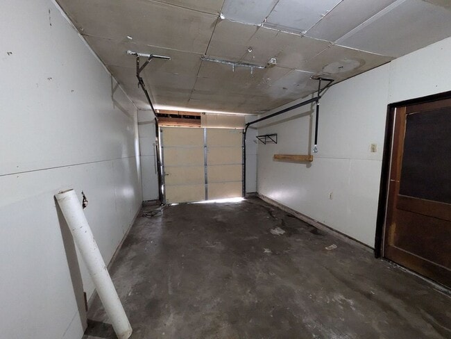 Building Photo - 302 Bridal Wreath Ave