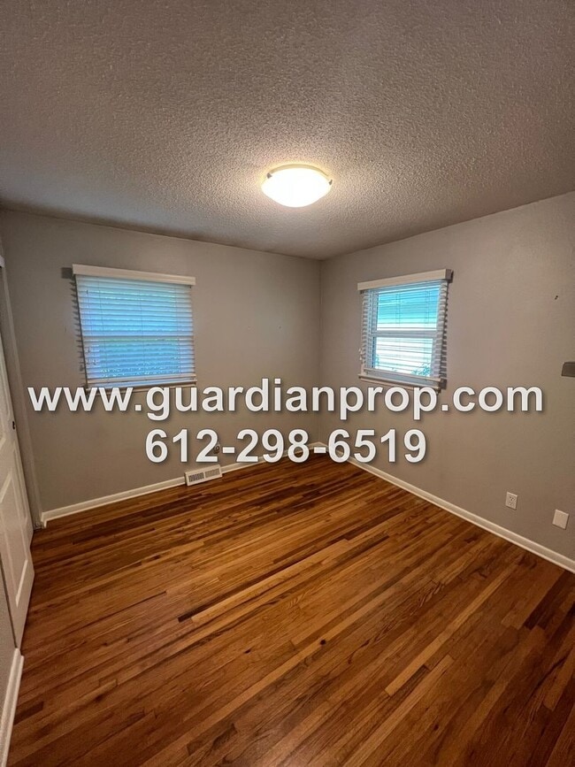 Building Photo - Mendota Heights Rambler Available Septembe...