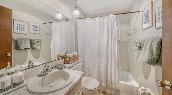 Building Photo - 3 Bedroom, 2 Bath Home with Pool Near Sies...